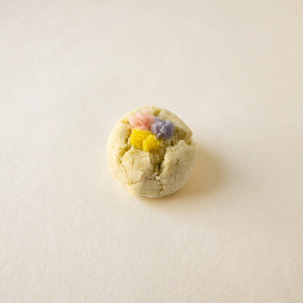 写真: 信陽堂/三色すみれ　小さなすみれが咲くほろほろ和菓子