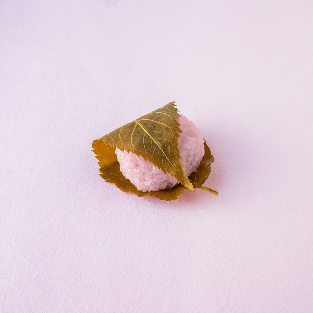 写真: 風月堂/道明寺桜　もちもち、粒感が楽しい関西風桜餅